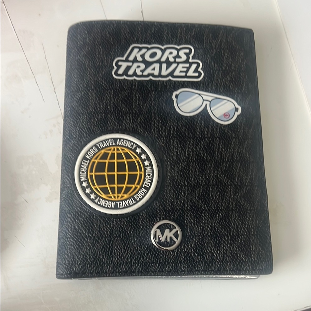 Michael Kors Black Wallet Sleek Design